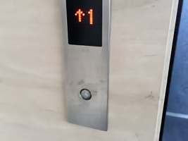 エレベーター表示板の手アカ